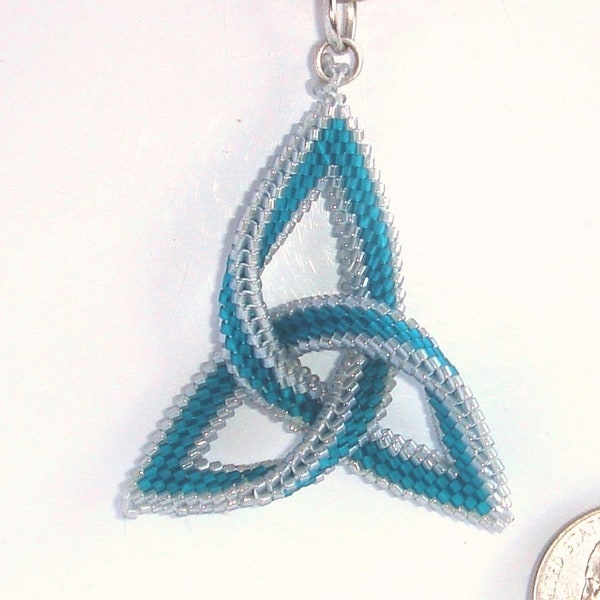 Pendentif noeud celtique triangle tissé en perles de rocaille argent et turquoise,