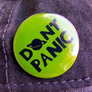 Przypinka „Nie panikuj” – okrągła zielona przypinka 1,25"
