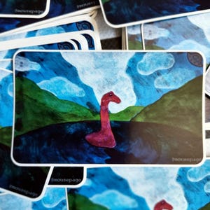 Schattige Cryptid-sticker - Nessie Swimming - het monster van Loch Ness - 3 x 1,8 inch