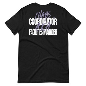 Könnte beinhalten: Schwarzes T-Shirt mit weißem Text, der "Chaos Coordinator AKA Facilities Manager" in lila Schrift lautet.