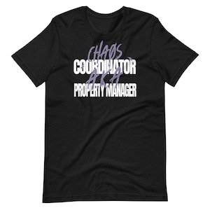 Può includere: Maglietta nera con testo bianco che recita "Chaos Coordinator AKA Property Manager" in un font stilizzato.