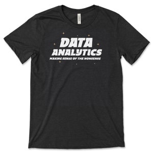 Può includere: Una maglietta grigio scuro melange con il testo "DATA ANALYTICS MAKING SENSE OF THE NONENSE" in bianco. Il testo è circondato da piccole stelle dorate.