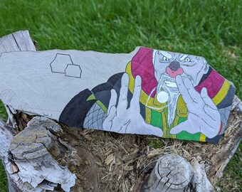 Può includere: Placca in legno dipinta a mano con un personaggio dei cartoni animati con la barba bianca e un vestito rosso e verde. Il personaggio sta facendo un gesto con entrambe le mani. La placca ha uno sfondo grigio con una forma geometrica disegnata su di essa.