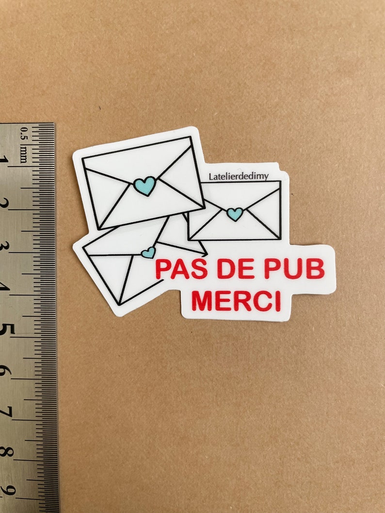 Le stop pub est posé à côté d’une règle. Il mesure environ 4,5 cm de hauteur.