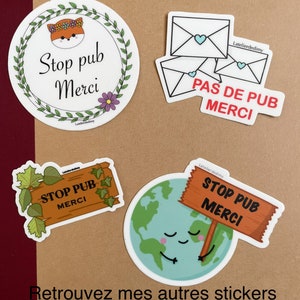 4 modèles de stop pub mignons sont posés côte à cote: la planète et son panneau, les enveloppes blanches à coeurs bleus, le panneau en bois et feuilles, la couronne de feuilles et tête de renard.