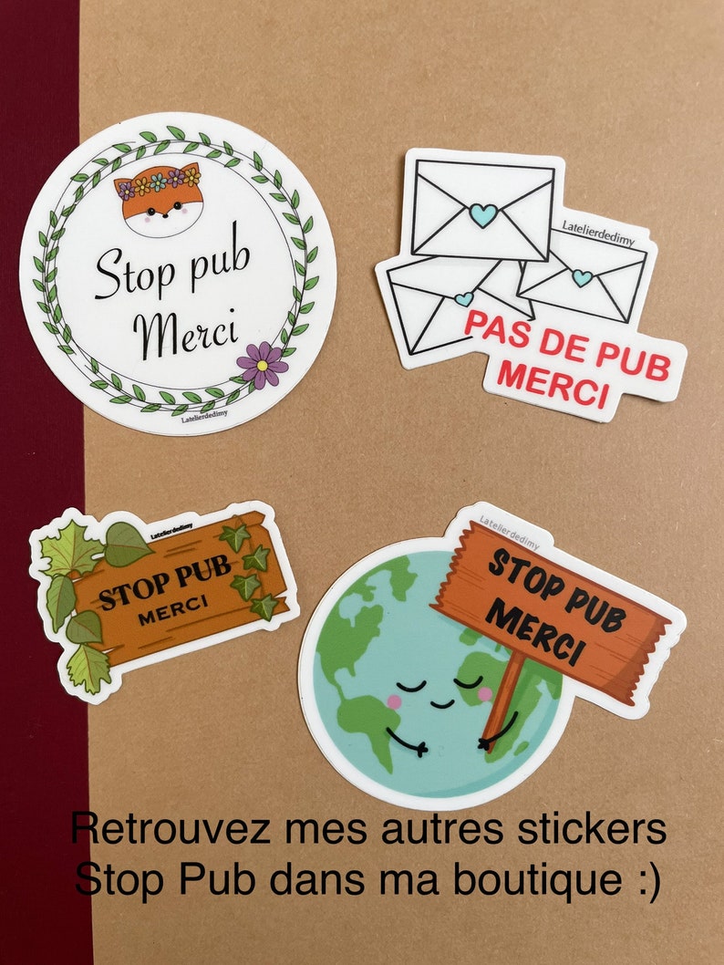 4 modèles de stop pub mignons sont posés côte à cote: la planète et son panneau, les enveloppes blanches à coeurs bleus, le panneau en bois et feuilles, la couronne de feuilles et tête de renard.