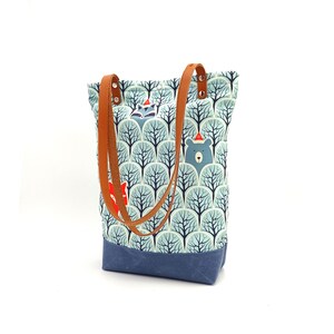 Bolso de lona Dodo's Forest: base impermeable encerada y correas de cuero vegano.