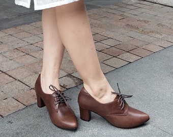 Chaussures en cuir brun de femmes faites à la main, chaussures à talon épais bas, chaussures pointues en cuir, chaussures de dames, chaussures de travail, chaussures de cravate brunes