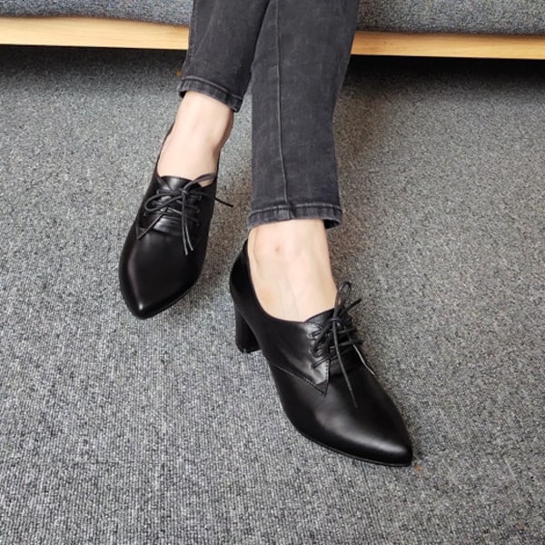 Handgemachte Schwarze Lederschuhe, Low Thick Heel Shoes, LederSpitzenschuhe, Damenschuhe, Arbeitsschuhe, Schwarze Krawatte Schuhe