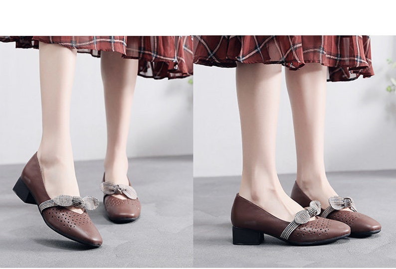 Puede incluir: Zapatos de cuero marr&oacute;n con un peque&ntilde;o lazo y un tac&oacute;n bajo de bloque. Los zapatos tienen un dise&ntilde;o perforado y los lleva una modelo con una falda de cuadros.