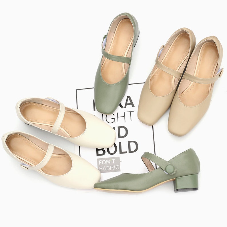 K&ouml;nnte beinhalten: Drei Paar Damenschuhe mit Riemen und Schnalle. Ein Paar ist gr&uuml;n, ein Paar ist beige und ein Paar ist wei&szlig;.