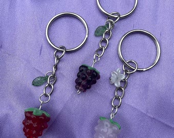 Llavero de cristal con dije de frambuesa