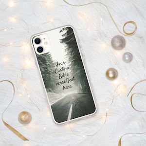 Op de afbeelding: Een witte telefoonhoes met een zwart-wit foto van een weg door een bos. De tekst "Your Custom Bible verse/Text here." is op de hoes gedrukt.