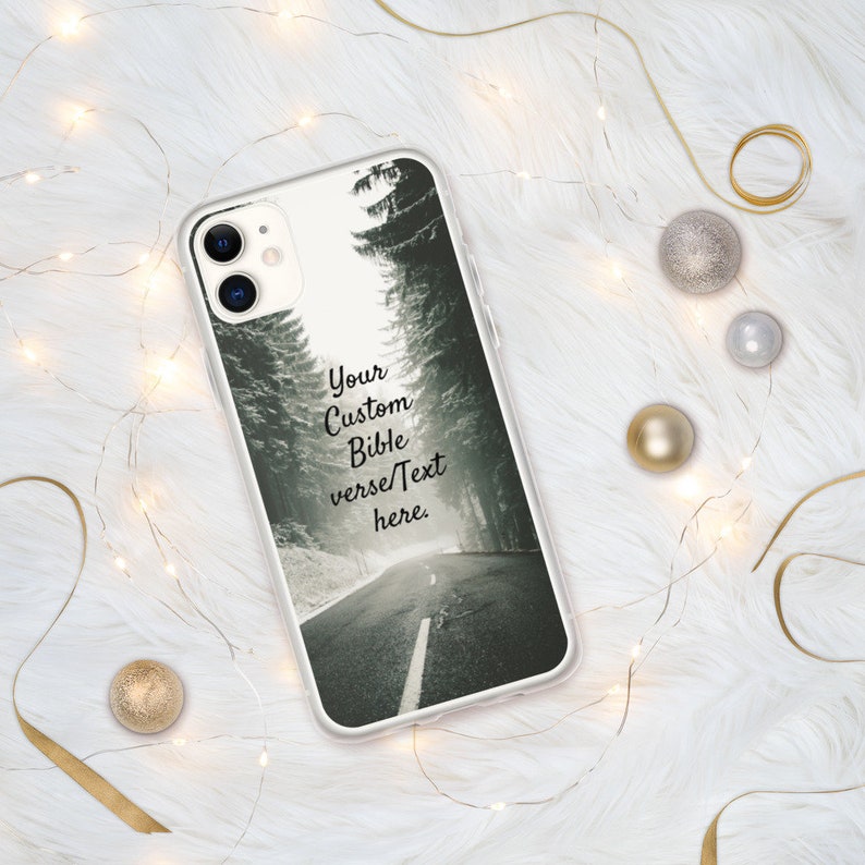 Op de afbeelding: Een witte telefoonhoes met een zwart-wit foto van een weg door een bos. De tekst "Your Custom Bible verse/Text here." is op de hoes gedrukt.