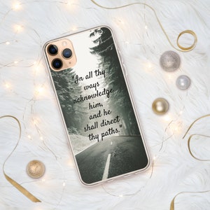 Op de afbeelding: Een transparante telefoonhoes met een zwart-wit afbeelding van een weg door een bos. De tekst "In all thy ways acknowledge him, and he shall direct thy paths." staat op de hoes gedrukt.