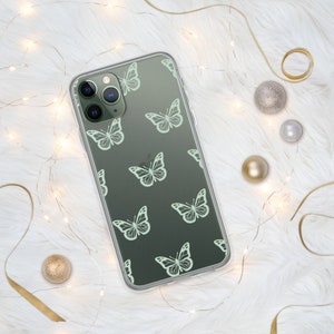 Puede incluir: Una funda transparente para tel&eacute;fono con fondo verde y un patr&oacute;n de mariposas blancas.