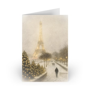 Op de afbeelding: Een gevouwen wenskaart met een winters tafereel in Parijs. De Eiffeltoren is verlicht op de achtergrond, met sneeuwval. Kerstbomen met lichtjes staan langs het pad, en een persoon loopt naar de kijker toe.