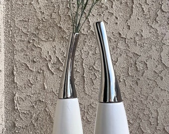 Par de jarrones de cerámica artística con cuello de botella curvo