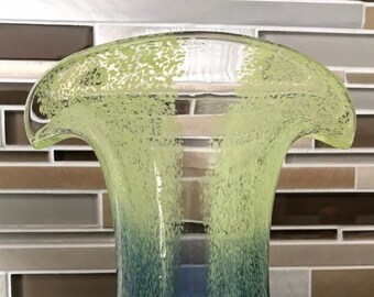 Jarrón vintage de vidrio artístico moteado, soplado a mano, con forma de tulipán, en verde lima y azul cobalto.
