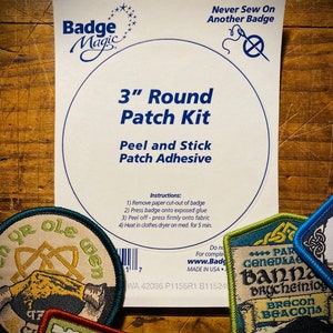 Puede incluir: Un kit de parches redondos de 7,6 cm con adhesivo despegable, con el texto "Badge Magic". El kit incluye instrucciones y está acompañado de varios parches bordados con varios diseños y texto, incluyendo "Yr Wyddfa" y "Brecon Beacons".