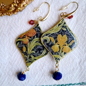 William Morris a peint des boucles d’oreilles en losange, des boucles d’oreilles florales, des boucles d’oreilles à clous, des boucles d’oreilles clip, du papier peint, des boucles d’oreilles cottagecore