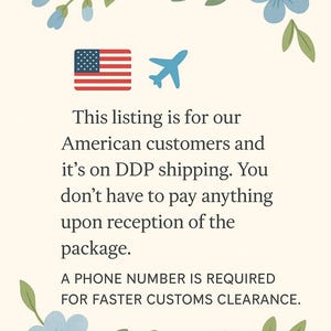 Puede incluir: Gr&aacute;fico color crema con detalles florales y de hojas, una bandera estadounidense y un icono de avi&oacute;n azul. El texto indica que el anuncio es para clientes estadounidenses, con env&iacute;o DDP y requiere un n&uacute;mero de tel&eacute;fono para el despacho de aduanas.