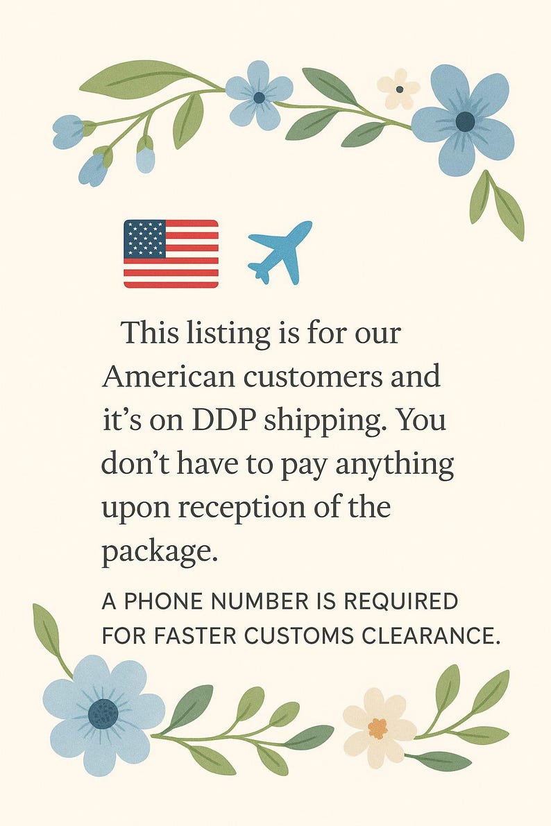 Puede incluir: Gr&aacute;fico color crema con detalles florales y de hojas, una bandera estadounidense y un icono de avi&oacute;n azul. El texto indica que el anuncio es para clientes estadounidenses, con env&iacute;o DDP y requiere un n&uacute;mero de tel&eacute;fono para el despacho de aduanas.
