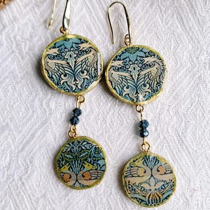Orecchini pendenti  con dipinto William Morris, orecchini floreali, orecchini d'arte, Orecchini carta da parati, Orecchini cottagecore