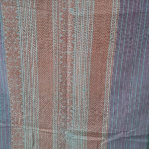 Puede incluir: Textil con un patr&oacute;n de rayas en tonos marr&oacute;n, verde azulado y morado. La tela presenta rayas verticales con dise&ntilde;os florales y geom&eacute;tricos. La textura general parece suave y posiblemente cosida a mano, lo que sugiere un art&iacute;culo artesanal.