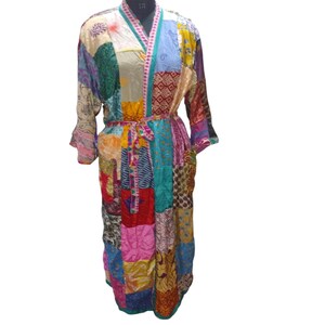 Könnte beinhalten: Eine lange, bunte Patchwork-Robe mit grünem Saum. Die Robe hat einen Gürtel und ist aus verschiedenen Stoffen gefertigt.