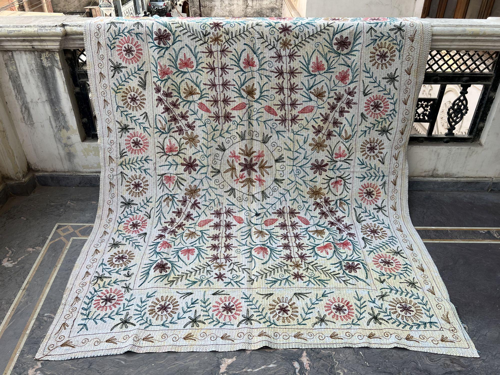 ヴィンテージ スザニ カンタ キルト：手縫いのインド刺繍 - Etsy 日本