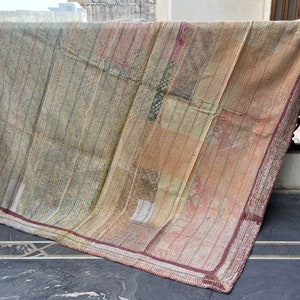 Handgenähter Kantha Quilt: Wendedecke im Boho Style mit handgenähter Sari Tagesdecke und Überwurf