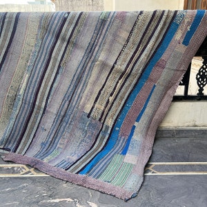 Handgenähter Kantha Quilt: Wendedecke im Boho Style mit handgenähter Sari Tagesdecke und Überwurf