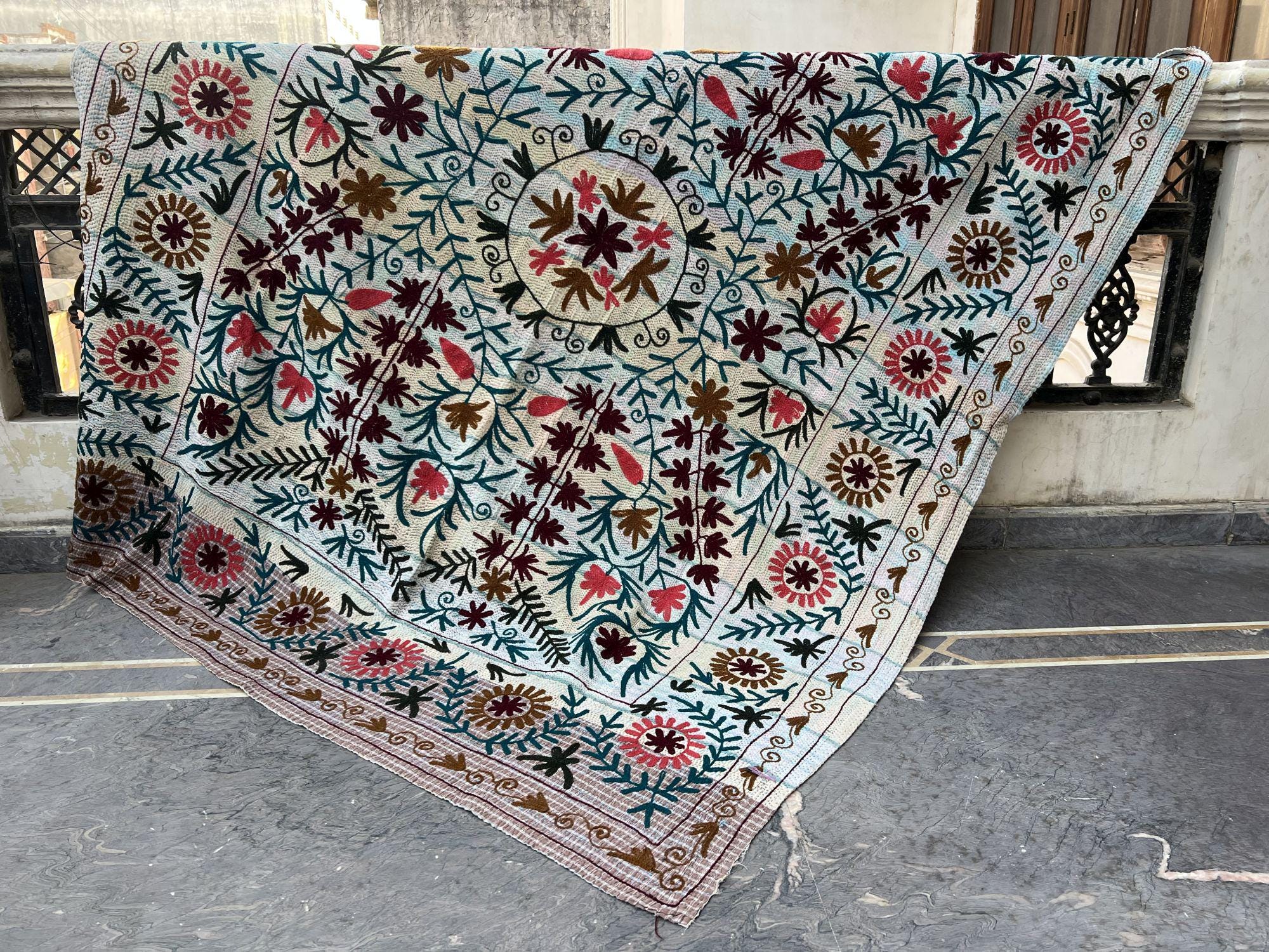 ヴィンテージ スザニ カンタ キルト：手縫いのインド刺繍 - Etsy 日本