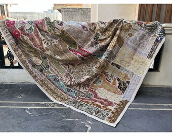 Roupa de cama vintage em patchwork de sari: tapeçaria de parede boho com miçangas