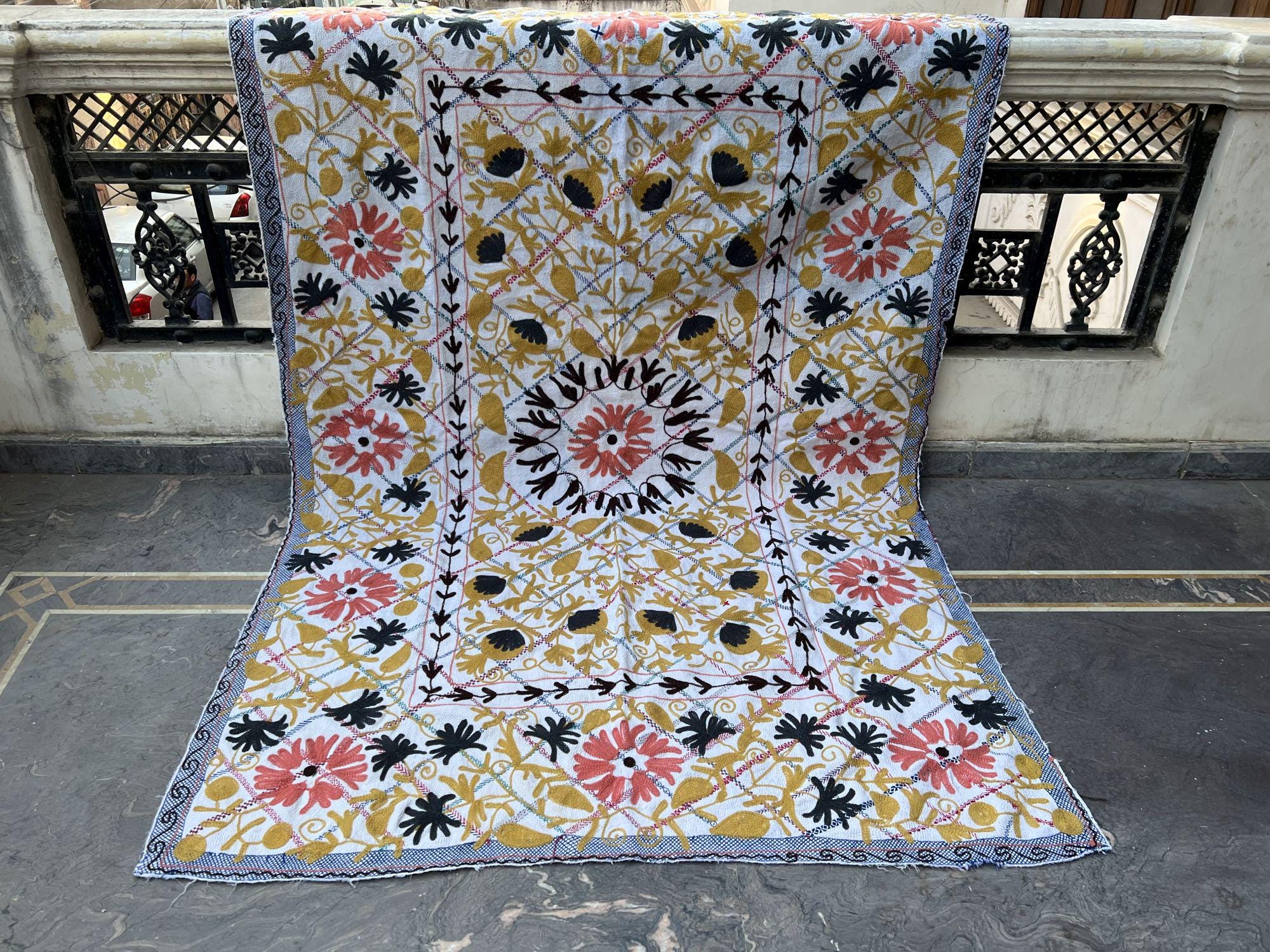 ヴィンテージ スザニ カンタ キルト：手縫いのインド刺繍 - Etsy 日本