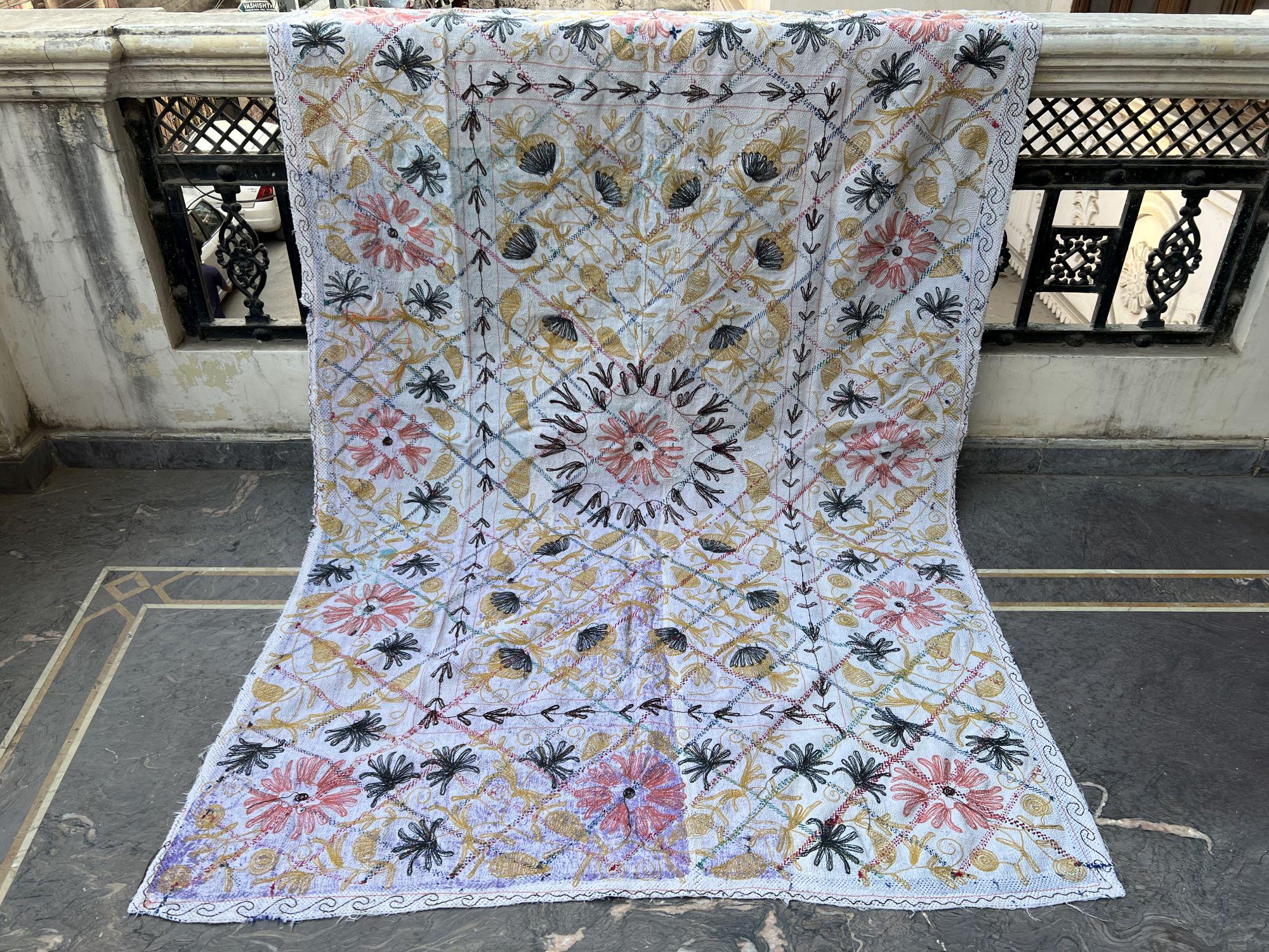 ヴィンテージ スザニ カンタ キルト：手縫いのインド刺繍 - Etsy 日本