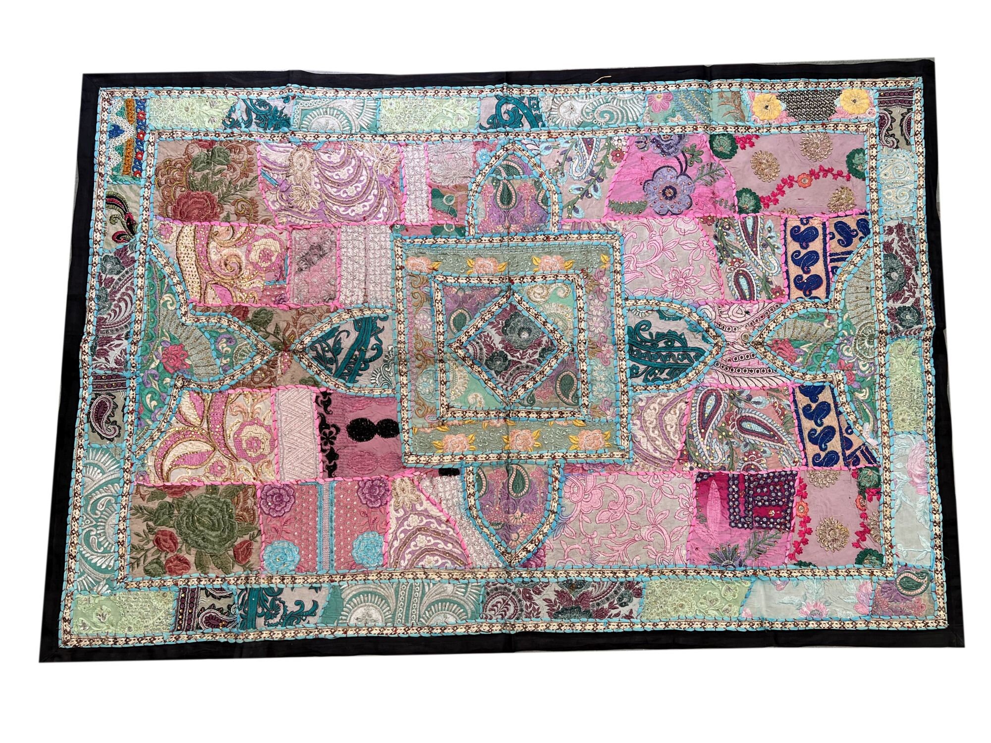 ヴィンテージ インド パッチワーク タペストリー：刺繍入り壁掛け（40