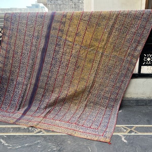 Handgenähter Kantha Quilt: Wendedecke im Boho Style mit handgenähter Sari Tagesdecke und Überwurf