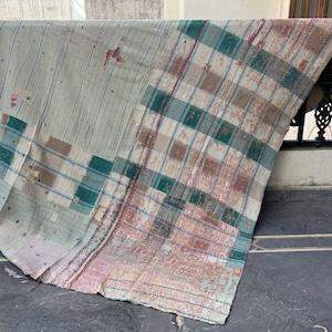 Handgenähter Kantha Quilt: Wendedecke im Boho Style mit handgenähter Sari Tagesdecke und Überwurf