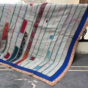Handgenähter Kantha Quilt: Wendedecke im Boho Style mit handgenähter Sari Tagesdecke und Überwurf