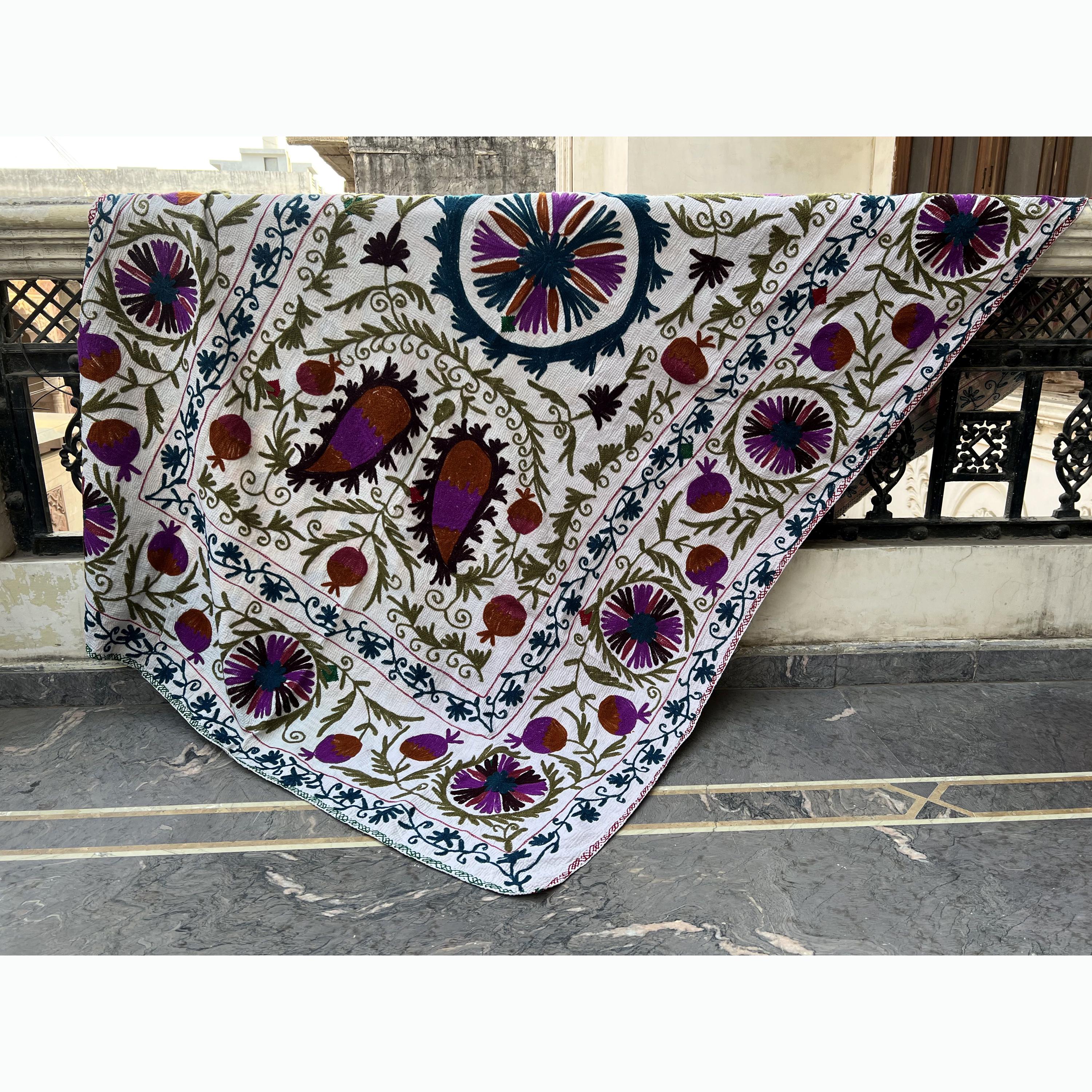 【希少】スザニ刺繍カンタキルト　スザニ刺繍　インド　一点もの ヴィンテージカンタキルト：手縫いのインド製スザニ刺繍 - Etsy 日本