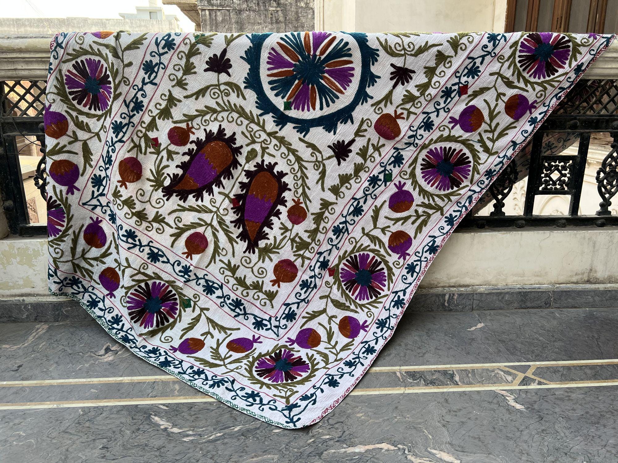 スザニ刺繍　ヴィンテージカンタキルト　セール中　インド　手仕事 ヴィンテージカンタキルト：手縫いのインド製スザニ刺繍 - Etsy 日本