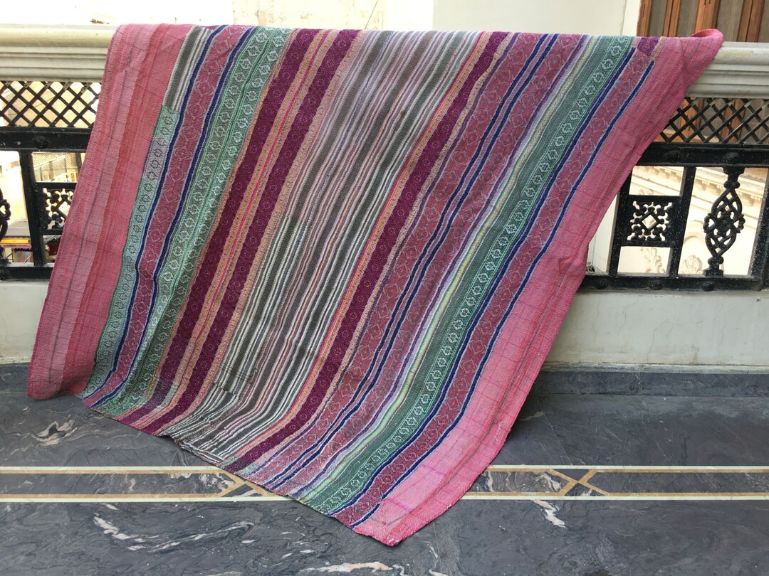 インドのヴィンテージキルトです。 カンタキルトの端切れで作ったパッチワーク インドのヴィンテージカンタキルト パッチワーク カーテン他