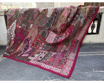 Roupa de cama vintage em patchwork de sari: tapeçaria de parede boho com miçangas