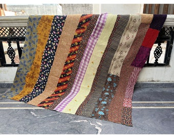 手作りのインドの壁掛けタペストリー：ヴィンテージサリーのパッチ