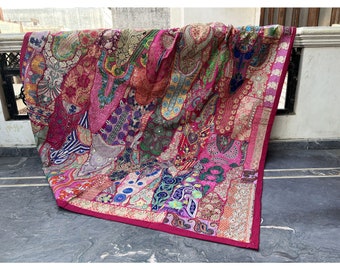 Roupa de cama vintage em patchwork de sari: tapeçaria de parede boho com miçangas
