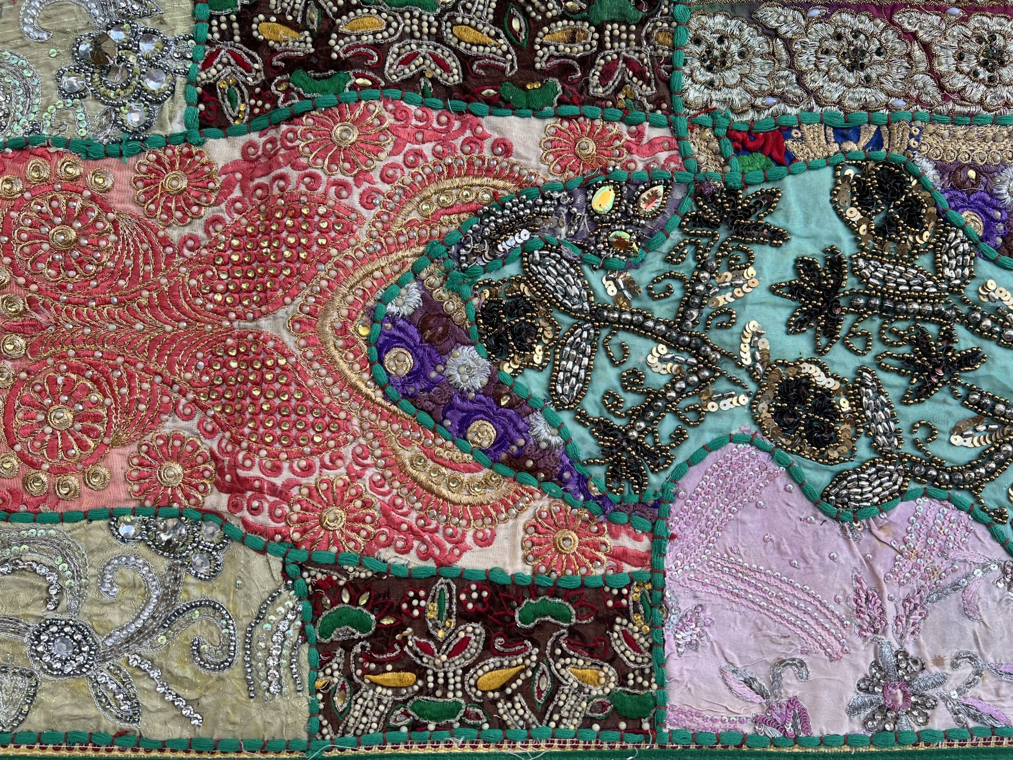 Mur traditionnel Hanging Accueil / Tapisserie Décoré avec Zari, Broderie & Old Patch Work Dress