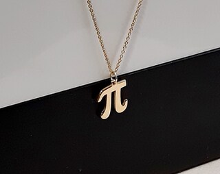 BNQL Collana Simbolo Pi In Acciaio Inox - Ciondolo Per Insegnanti E Amanti Della Matematica, Con Scatola Regalo
