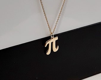 BNQL Collana Simbolo Pi In Acciaio Inox - Ciondolo Per Insegnanti E Amanti Della Matematica, Con Scatola Regalo